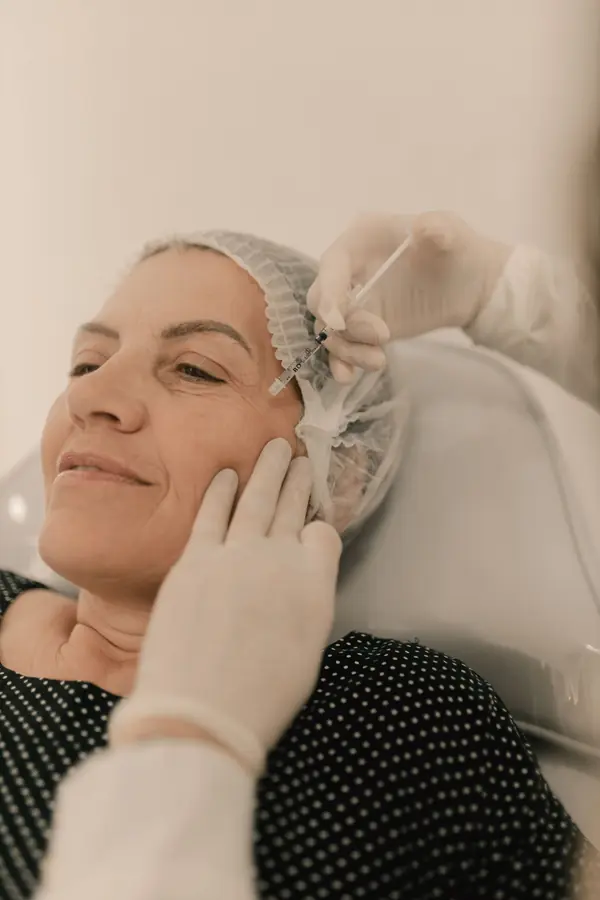 Paciente sorrindo durante procedimento no rosto